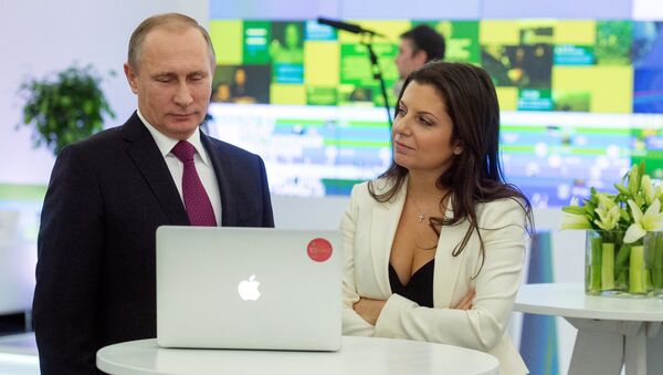 Президент России Владимир Путин и главный редактор телеканала RT (Russia Today) Маргарита Симоньян на выставке, посвящённой 10-летию вещания Russia Today Президент России Владимир Путин и главный редактор телеканала RT (Russia Today) Маргарита Симоньян на выставке, посвящённой 10-летию вещания Russia Today