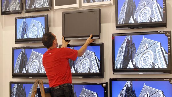 Установка телевизоров на стенде компании Toshiba. Архивное фото Установка телевизоров на стенде компании Toshiba. Архивное фото