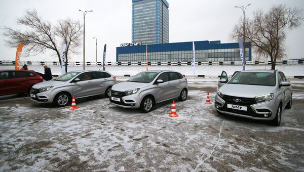 Автомобили новой модели АвтоВАЗа LADA X-Ray в Самаре. Архивное фото Автомобили новой модели АвтоВАЗа LADA X-Ray в Самаре. Архивное фото