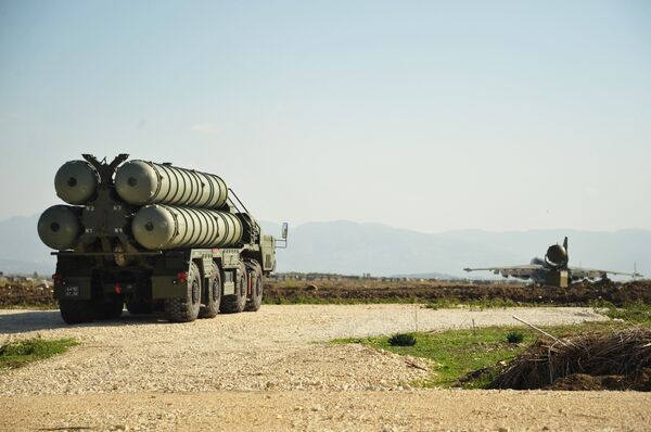 Зенитно-ракетный комплекс С-400 во время заступления на боевое дежурство на российской авиабазе Хмеймим Зенитно-ракетный комплекс С-400 во время заступления на боевое дежурство на российской авиабазе Хмеймим