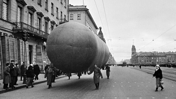 Аэростаты на Невском проспекте в Ленинграде. 1941 год Аэростаты на Невском проспекте в Ленинграде. 1941 год