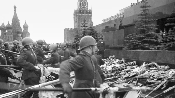 Москва. 1945 г. Парад Победы. Знамёна поверженных фашистских армий падают к стенам Кремля.