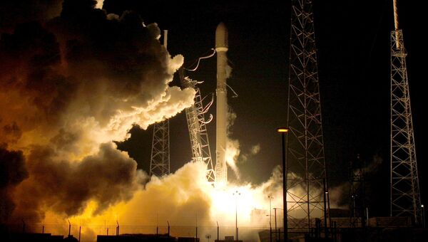 Старт американской ракеты Falcon 9 на космодроме на мысе Канаверал Старт американской ракеты Falcon 9 на космодроме на мысе Канаверал
