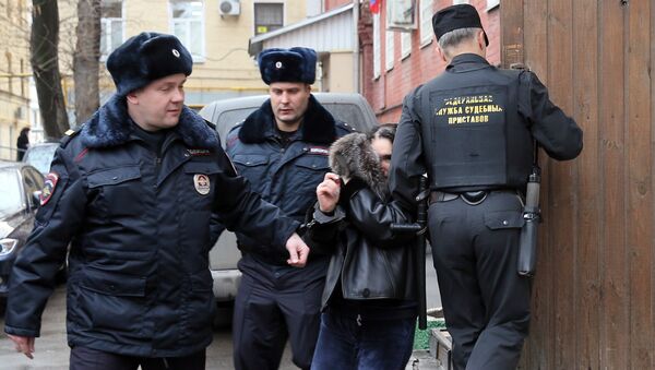 Судебные приставы выводят президента Внешпромбанка Ларису Маркус Судебные приставы выводят президента Внешпромбанка Ларису Маркус