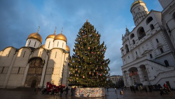 Новогодняя елка на Соборной площади Кремля в Москве. Архивное фото Новогодняя елка на Соборной площади Кремля в Москве. Архивное фото