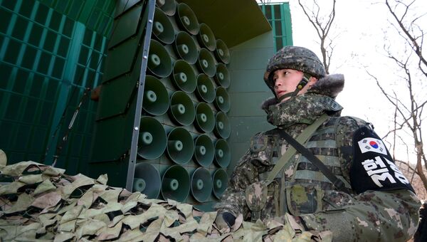 Южнокорейский военнослужащий готовит громкоговорители для пропагандистского вещания на границе с КНДР, 8 января 2016 Южнокорейский военнослужащий готовит громкоговорители для пропагандистского вещания на границе с КНДР, 8 января 2016