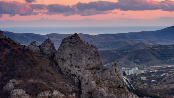 Горы в окрестностях села Солнечная долина в Крыму. Архивное фото Горы в окрестностях села Солнечная долина в Крыму. Архивное фото