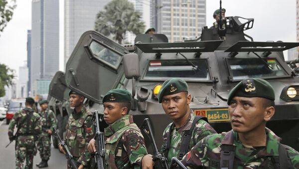 Военные Индонезии возле места взрыва в Джакарте Военные Индонезии возле места взрыва в Джакарте