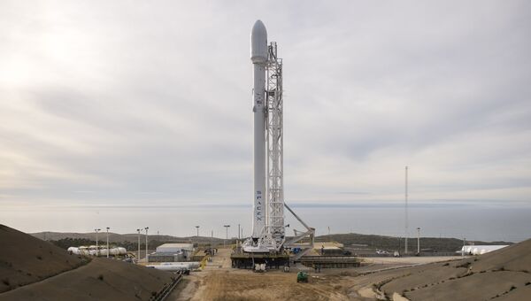 Ракета-носить Falcon 9 перед запуском Ракета-носить Falcon 9 перед запуском