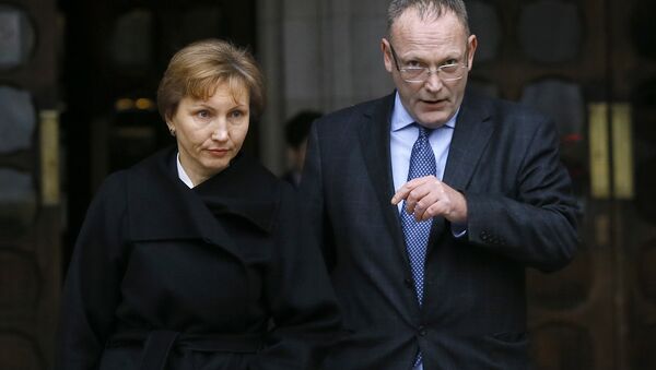 Жена Александра Литвиненко Марина и адвокат Бен Эммерсон возле здания суда в Лондоне 21 января 2016. Архивное фото Жена Александра Литвиненко Марина и адвокат Бен Эммерсон возле здания суда в Лондоне 21 января 2016. Архивное фото