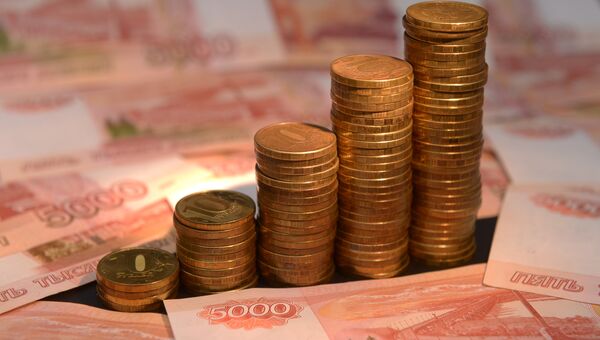Денежные купюры и монеты России. Архивное фото Денежные купюры и монеты России. Архивное фото