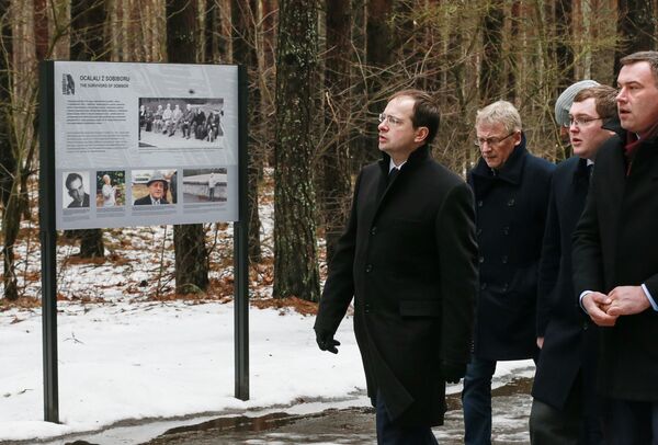 Министр культуры России Владимир Мединский (слева), глава Водавского района Андрей Романчук (справа) во время посещения места памяти советским военнопленным в Собиборе Министр культуры России Владимир Мединский (слева), глава Водавского района Андрей Романчук (справа) во время посещения места памяти советским военнопленным в Собиборе