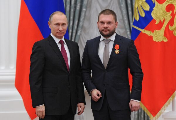 Президент России Владимир Путин и специальный корреспондент ВГТРК Евгений Поддубный во время церемонии вручения государственных наград в Екатерининском зале Кремля Президент России Владимир Путин и специальный корреспондент ВГТРК Евгений Поддубный во время церемонии вручения государственных наград в Екатерининском зале Кремля