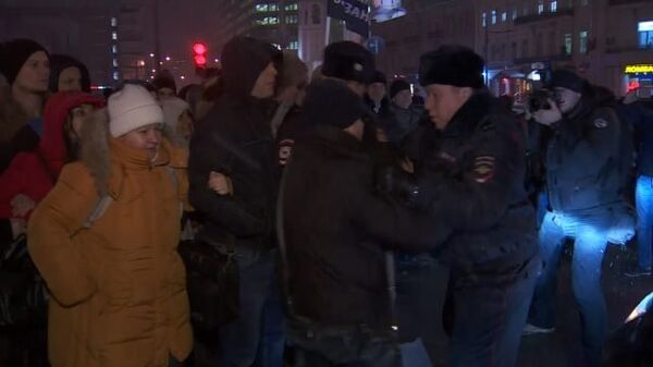 Валютные заемщики ДельтаКредита подрались с полицией на митинге в Москве Валютные заемщики ДельтаКредита подрались с полицией на митинге в Москве