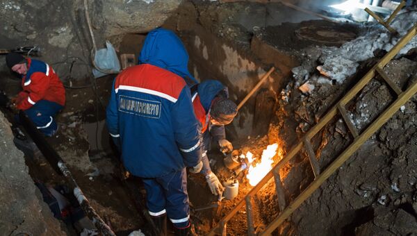 К месту гибели камчатских школьников несут цветы и игрушки. Архивное фото К месту гибели камчатских школьников несут цветы и игрушки. Архивное фото