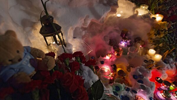 К месту гибели камчатских школьников несут цветы и игрушки. Архивное фото К месту гибели камчатских школьников несут цветы и игрушки. Архивное фото