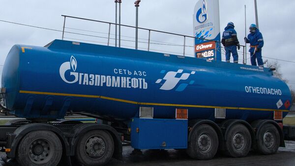 Работа заправочной станции Газпромнефть. Архивное фото Работа заправочной станции Газпромнефть. Архивное фото