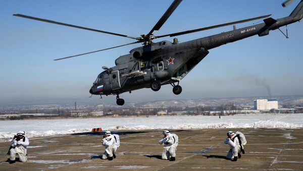 Десантники разведгруппы во время десантирования с вертолета Ми-8АМТШ для выполнения задачи в тылу условного противника на комплексных тактических учениях 83-й отдельной гвардейской десантно-штурмовой бригады ВДВ на Барановском полигоне в Приморском крае Десантники разведгруппы во время десантирования с вертолета Ми-8АМТШ для выполнения задачи в тылу условного противника на комплексных тактических учениях 83-й отдельной гвардейской десантно-штурмовой бригады ВДВ на Барановском полигоне в Приморском крае