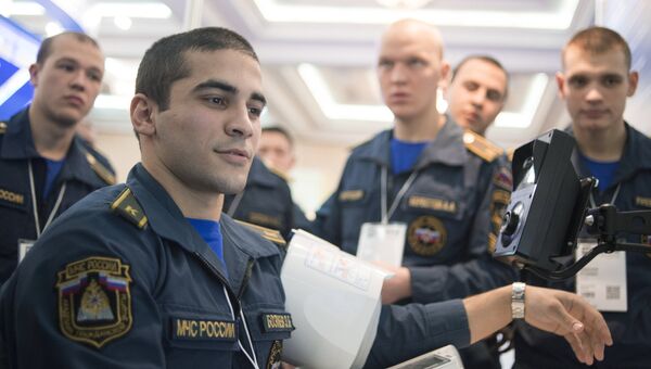Курсант МЧС России тестирует работу аппаратно-программного комплекса. Архивное фото Курсант МЧС России тестирует работу аппаратно-программного комплекса. Архивное фото