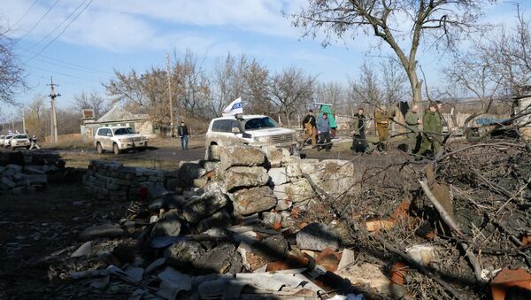 Автомобили ОБСЕ в поселке Зайцево в Донецкой области. Архивное фото Автомобили ОБСЕ в поселке Зайцево в Донецкой области. Архивное фото