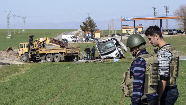 Место взрыва военного конвоя в турецкой провинции Диярбакыр. Место взрыва военного конвоя в турецкой провинции Диярбакыр.