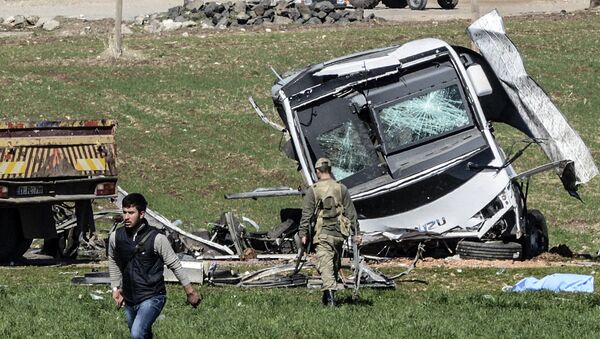 Место взрыва военного конвоя в турецкой провинции Диярбакыр Место взрыва военного конвоя в турецкой провинции Диярбакыр