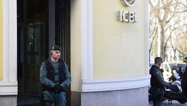 Испанский полицейский около офиса китайского банка ICBC. Архивное фото Испанский полицейский около офиса китайского банка ICBC. Архивное фото