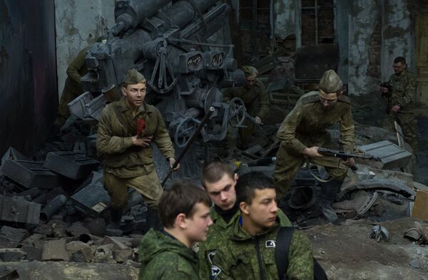 Военнослужащие российской армии во время осмотра трехмерной панорамы Битва за Берлин. Подвиг знаменосцев Военнослужащие российской армии во время осмотра трехмерной панорамы Битва за Берлин. Подвиг знаменосцев