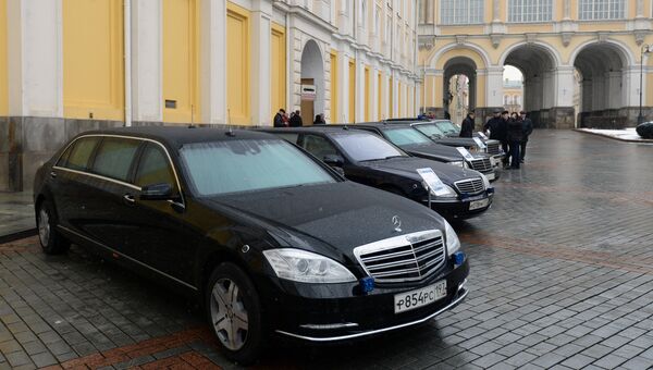 Автомобиль Мерседес-Бенц S600L со специальной защитой кузова, представленный в рамках технической выставки Олдтаймер-галерея Автомобиль Мерседес-Бенц S600L со специальной защитой кузова, представленный в рамках технической выставки Олдтаймер-галерея