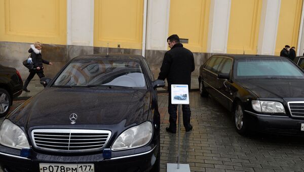Автомобиль Мерседес-Бенц S500, представленный в рамках технической выставки Олдтаймер-галерея Автомобиль Мерседес-Бенц S500, представленный в рамках технической выставки Олдтаймер-галерея