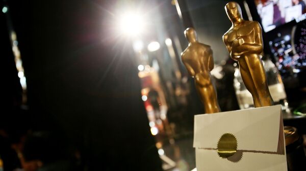 Статуэтки Оскара и конверт на репетиции перед церемонией вручения премии Статуэтки Оскара и конверт на репетиции перед церемонией вручения премии