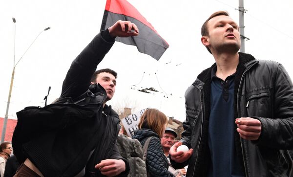 Участники акций в защиту Н. Савченко забрасывают краской и яйцами посольство Российской Федерации в Киеве Участники акций в защиту Н. Савченко забрасывают краской и яйцами посольство Российской Федерации в Киеве