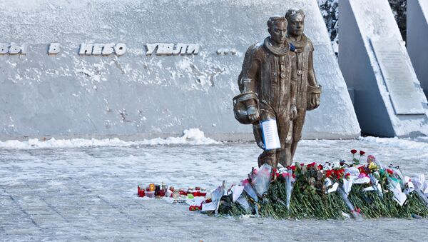 Цветы у памятника авиаторам в центре Липецка в память о подполковнике липецкого авиацентра ВВС России Олеге Пешкове. Архивное фото Цветы у памятника авиаторам в центре Липецка в память о подполковнике липецкого авиацентра ВВС России Олеге Пешкове. Архивное фото