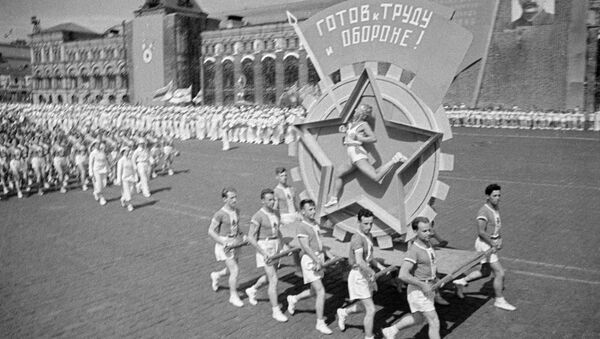 Физкультурный парад на Красной площади в Москве, 1939. Живая эмблема ГТО Физкультурный парад на Красной площади в Москве, 1939. Живая эмблема ГТО