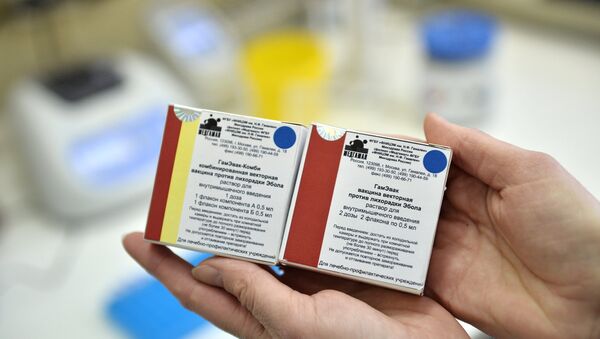 Упаковки с вакцинами против лихорадки Эбола в ГУ НИИ эпидемиологии и микробиологии имени Н.Ф. Гамалеи. Архивное фото Упаковки с вакцинами против лихорадки Эбола в ГУ НИИ эпидемиологии и микробиологии имени Н.Ф. Гамалеи. Архивное фото