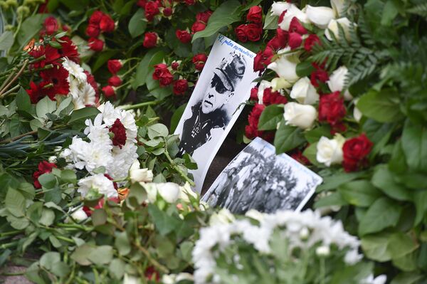 Цветы и фотографии возле памятника Свободы во время шествия легионеров СС и их сторонников в Риге, Латвия. 16 марта 2016 Цветы и фотографии возле памятника Свободы во время шествия легионеров СС и их сторонников в Риге, Латвия. 16 марта 2016