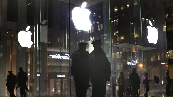 Полицейские возле магазина Apple store во время демонстрации против сотрудничества компании Apple и ФБР в Нью-Йорке, США