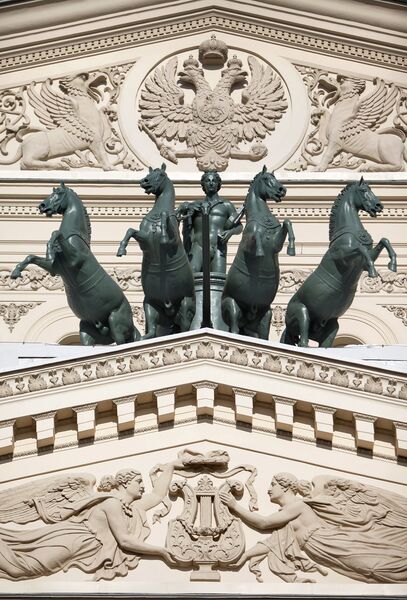 Квадрига Аполлона Петра Клодта на здании Большого театра в Москве Квадрига Аполлона Петра Клодта на здании Большого театра в Москве