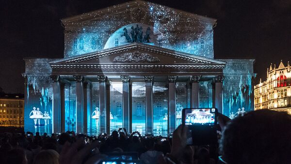 Cветовое шоу Круг света на фасаде Большого театра в Москве. 26 сентября 2015 год Cветовое шоу Круг света на фасаде Большого театра в Москве. 26 сентября 2015 год