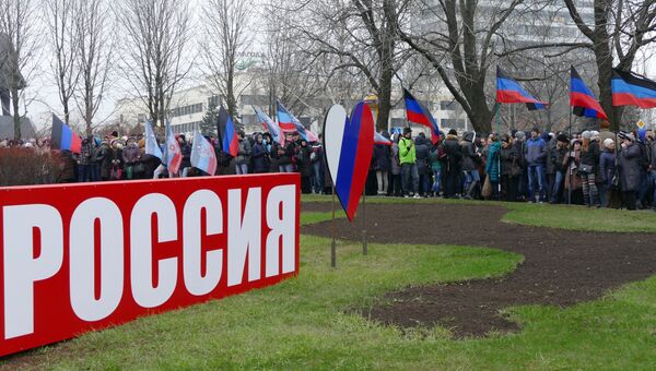 Жители Донецка на митинге-концерт. Архивное фото Жители Донецка на митинге-концерт. Архивное фото