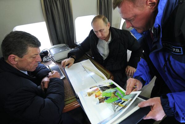 Президент России Владимир Путин (в центре) во время облета транспортного перехода через Керченский пролив. Слева - заместитель председателя правительства РФ Дмитрий Козак Президент России Владимир Путин (в центре) во время облета транспортного перехода через Керченский пролив. Слева - заместитель председателя правительства РФ Дмитрий Козак