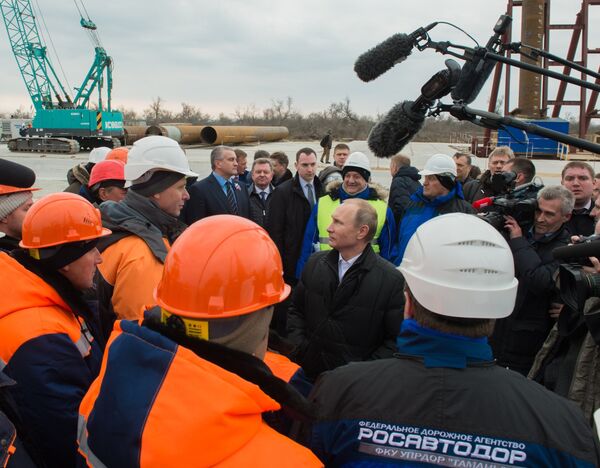 Президент России Владимир Путин во время посещения строительной площадки транспортного перехода через Керченский пролив на острове Тузла Президент России Владимир Путин во время посещения строительной площадки транспортного перехода через Керченский пролив на острове Тузла
