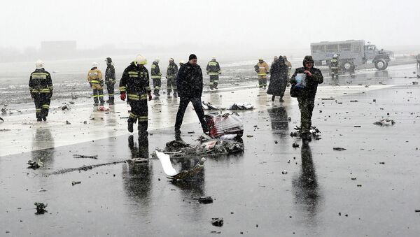 Сотрудники МЧС на месте крушения лайнера Boeing 737-800 в Ростове-на-Дону. Архивное фото Сотрудники МЧС на месте крушения лайнера Boeing 737-800 в Ростове-на-Дону. Архивное фото