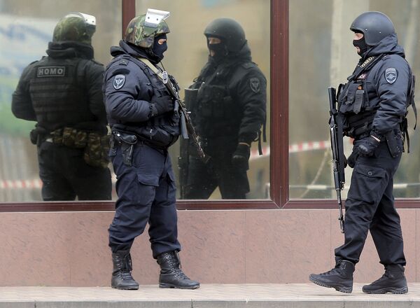 Полиция у здания суда, во время доставки в суд гражданки Украины Надежды Савченко. 21 марта 2016 Полиция у здания суда, во время доставки в суд гражданки Украины Надежды Савченко. 21 марта 2016