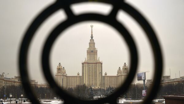 Главное здание Московского государственного университета имени М.В. Ломоносова на Воробьевых горах в Москве. Архивное фото Главное здание Московского государственного университета имени М.В. Ломоносова на Воробьевых горах в Москве. Архивное фото