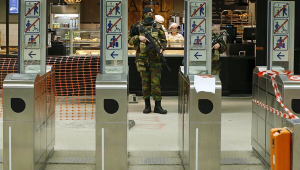 Военные в метрополитене Брюсселя. Архивное фото Военные в метрополитене Брюсселя. Архивное фото