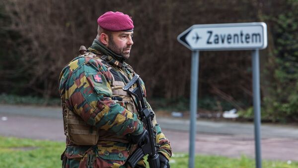 Военнослужащий обеспечивает безопасность в Брюсселе. Архивное фото Военнослужащий обеспечивает безопасность в Брюсселе. Архивное фото