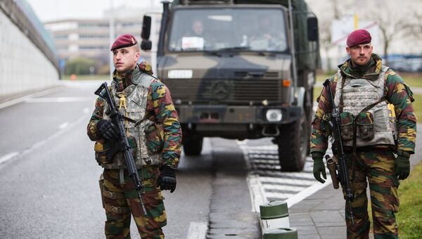 Военнослужащие обеспечивают безопасность в аэропорту Завентем в Брюсселе, где 22 марта произошел взрыв Военнослужащие обеспечивают безопасность в аэропорту Завентем в Брюсселе, где 22 марта произошел взрыв