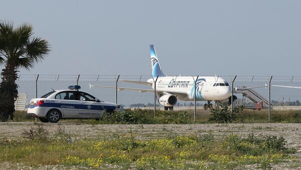 Самолет A320 компании EgyptAir в аэропорту Ларнаки, Кипр Самолет A320 компании EgyptAir в аэропорту Ларнаки, Кипр