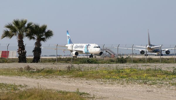 Самолет A320 компании EgyptAir в аэропорту Ларнаки, Кипр Самолет A320 компании EgyptAir в аэропорту Ларнаки, Кипр